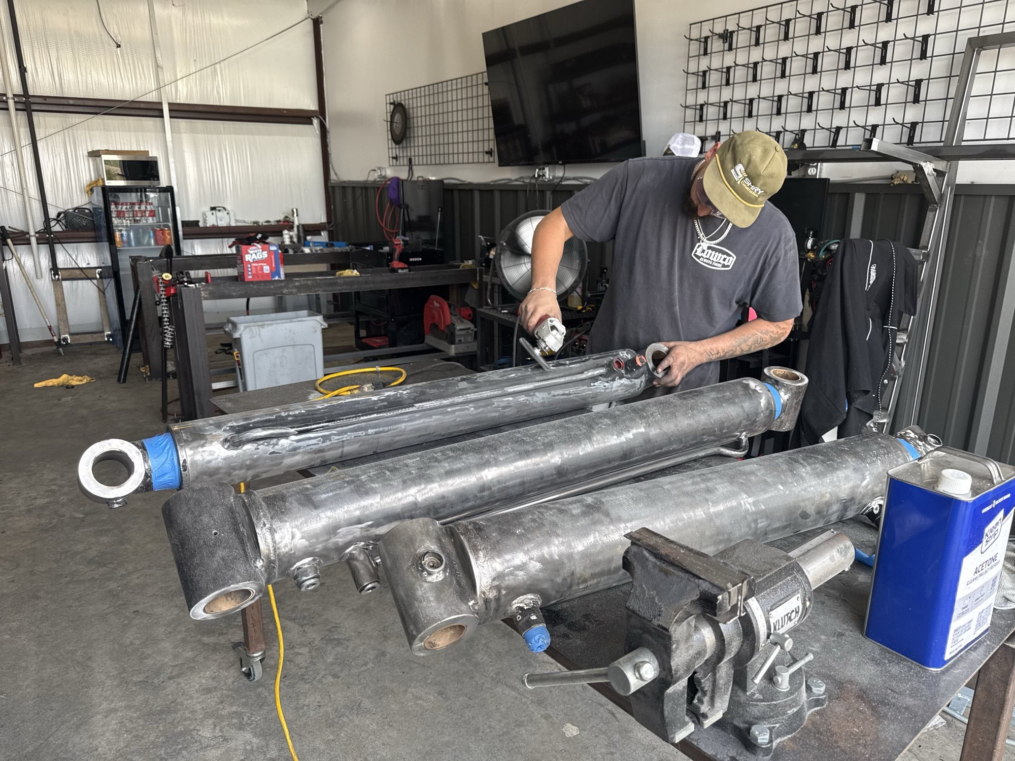 Hydraulic cylinder rebuild work on the repair bench